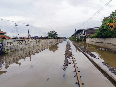 Jalur kereta api digenangi air yang mengakibatkan sejumlah KA dibatalkan perjalanannya di Pekalongan. Foto: Dok. KAI