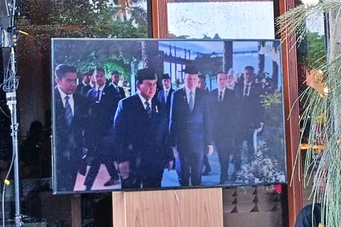 Presiden Prabowo Subianto dan Presiden Jokowi memasuki ruangan akad Agung Surahman di TMII, Jakarta Timur, Minggu (18/1/2026). Foto: Zamachsyari/kumparan