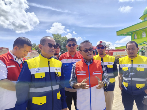 Kepala BPH Migas Wahyudi Anas dan Executive General Manager Pertamina Patra Niaga Regional Sumbagut Sunardi di hub sementara BBM di Bener Meriah, Aceh, Sabtu (17/1/2026). Foto: Widya/kumparan