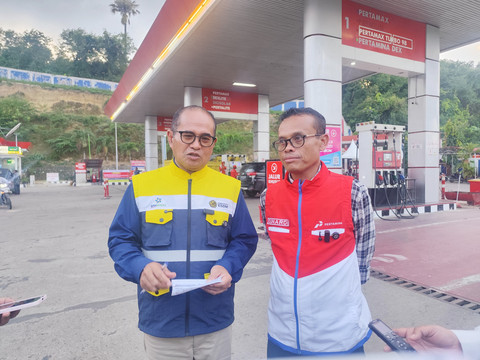 Kepala BPH Migas Wahyudi Anas dan Executive General Manager Pertamina Patra Niaga Regional Sumbagut Sunardi di salah satu SPBU di Lhokseumawe, Aceh, Sabtu (17/1/2026). Foto: Widya/kumparan