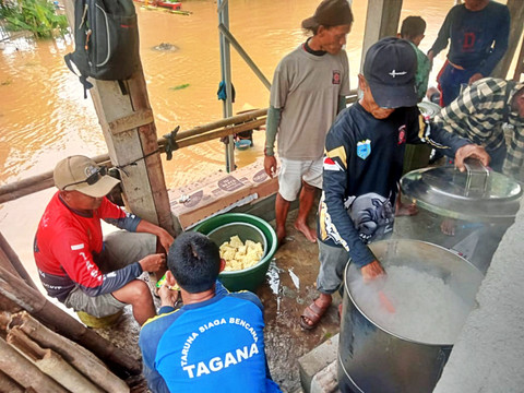 Distribusi logistik darurat Kemensos untuk penanganan bencana banjir melalui Direktorat PSKBA dari Gudang Induk Bekasi ke Dinas Sosial Kabupaten Pandeglang. Foto: Dok. Direktorat PSKBA