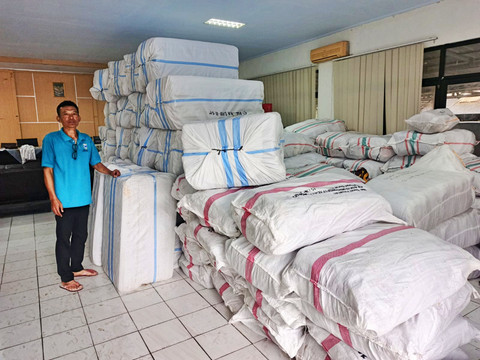 Distribusi logistik darurat Kemensos untuk penanganan bencana banjir melalui Direktorat PSKBA dari Gudang Induk Bekasi ke Dinas Sosial Kabupaten Pandeglang. Foto: Dok. Direktorat PSKBA