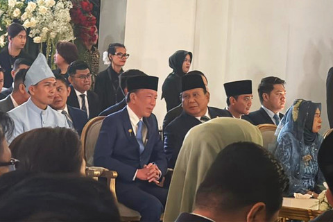 Momen Presiden Prabowo berbincang dengan Presiden Jokowi saat pernikahan Agung Surahman di TMII, Jakarta Timur, Minggu (18/1/2026). Foto: Dok. Istimewa