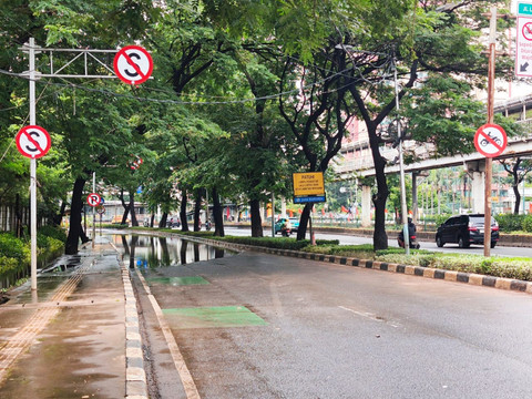 Banjir yang sebelumnya capai ketinggian 1 meter sudah berangsur surut di Jalan Letjen Suprapto, Cempaka Putih, Jakarta Pusat, Minggu (18/1/2026). Foto: Jeni Ritanti/kumparan
