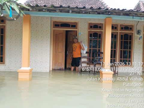 Warga berdiri di teras rumah yang tergenang banjir di Kendal, Jawa Tengah, Sabtu (17/1/2026). Foto: Dok. BPBD Provinsi Jawa Tengah