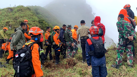 Proses pencarian hari ke-2 dan evakuasi serpihan serta bangkai pesawat ATR 42-500 di Puncak Gunung Bulusaraung, Sulawesi Selatan. Foto: Dok. Basarnas/Tim SAR Gabungan