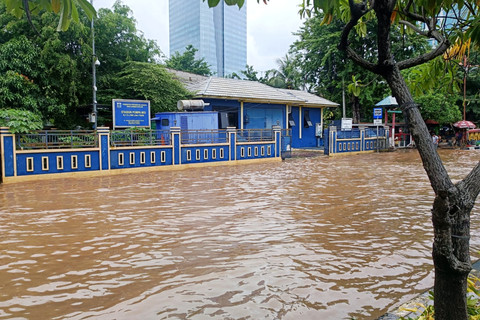 Banjir dengan ketinggian mencapai betis kaki orang dewasa terjadi di depan MOI, Jalan Boulevard Barat Raya, Jakarta Utara, Minggu (18/1/2026). Foto: Ryan Iqbal/kumparan