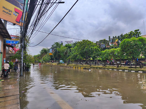 Arus lalu lintas lumpuh akibat banjir menggenangi Jalan Gunung Sahari, Jakarta Utara, Minggu (18/1/2026). Foto: Jeni Ritanti/kumparan