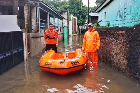 BPBD Kota Bekasi melakukan penanganan dan evakuasi imbas banjir yang menggenangi sejumlah wilayah di Kota Bekasi, Minggu (18/1/2026). Foto: Dok. BPBD Bekasi