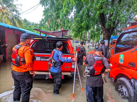 BPBD Kota Bekasi melakukan penanganan dan evakuasi imbas banjir yang menggenangi sejumlah wilayah di Kota Bekasi, Minggu (18/1/2026). Foto: Dok. BPBD Bekasi
