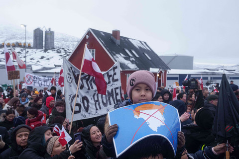 Demonstrasi penolakan terhadap tekanan politik dan wacana pengambilalihan Greenland  oleh Amerika Serikat di Nuuk, Greenland, Sabtu (17/1/2026). Foto: Evgeniy Maloletka/AP Photo