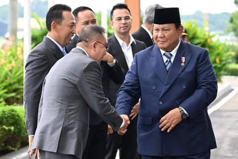 Presiden Prabowo Subianto berjabat tangan dengan Wakil Ketua DPR RI Sufmi Dasco Ahmad sebelum bertolak ke Swis dari Lanud Halim Perdanakusuma, Jakarta, Minggu (18/1/2026). Foto: Instagram/@sekretariat.kabinet