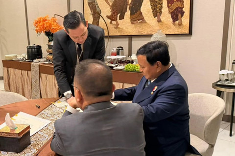 Presiden Prabowo Subianto berbincang dengan Wakil Ketua DPR RI Sufmi Dasco Ahmad sebelum bertolak ke Swis dari Lanud Halim Perdanakusuma, Jakarta, Minggu (18/1/2026). Foto: Instagram/@sekretariat.kabinet