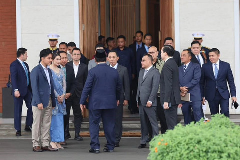 Presiden Prabowo Subianto berbincang dengan Kapolri Jenderal Pol Listyo Sigit Prabowo sebelum bertolak ke Swis dari Lanud Halim Perdanakusuma, Jakarta, Minggu (18/1/2026). Foto: Instagram/@sekretariat.kabinet