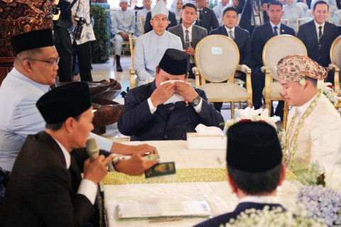 Presiden Prabowo menangis saat menjadi saksi nikah Sespri Agung Surahman di TMII, Jakarta Timur, Minggu (18/1/2026).  Foto: Dok. Tim Media Prabowo Subianto