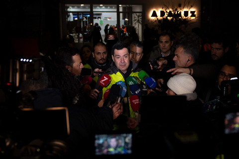 Presiden Junta de Andalucia Juanma Moreno Bonilla berbicara kepada media setelah kecelakaan kereta api di Adamuz, Spanyol selatan, pada dini hari tanggal 19 Januari 2026. Foto: Jorge Guerrero / AFP