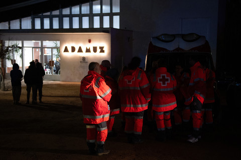 Para anggota Palang Merah bekerja setelah kecelakaan kereta api di Adamuz, Spanyol selatan, pada dini hari tanggal 19 Januari 2026. Foto: Jorge Guerrero / AFP