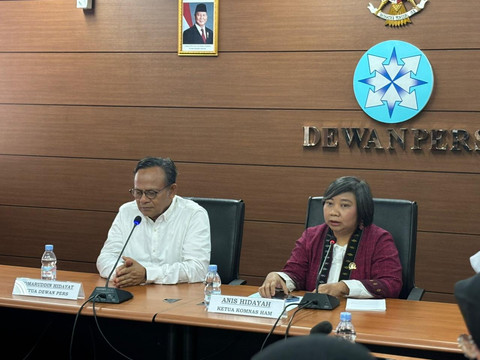 Ketua Dewan Pers Komaruddin Hidayat dan Ketua Komnas HAM Anis Hidayah dalam penandatanganan nota kesepahaman antara dua lembaga di Kantor Dewan Pers, Jakarta Pusat pada Senin (19/1). Foto: Amira Nada Fauziyyah/kumparan