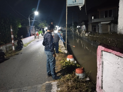 Warga dan polisi berkumpul usai penemuan mayat bocah di Sleman pada Senin dini hari (19/1). Foto: Dok. Polres Sleman