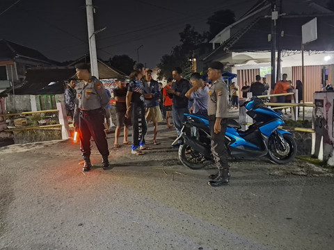 Warga dan polisi berkumpul usai penemuan mayat bocah di Sleman pada Senin dini hari (19/1). Foto: Dok. Polres Sleman