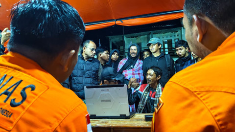 Arman berkoordinasi dengan Tim SAR terkait jalur penemuan korban. Foto: Dok. kumparan