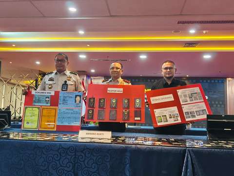 Petugas tunjukkan barang bukti yang disita Ditjen Imigrasi RI dari sindikat love scamming internasional di Tangerang, Senin (19/1/2025). Foto: Jeni Ritanti/kumparan