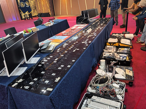 Sejumlah barang bukti yang disita Ditjen Imigrasi RI dari sindikat love scamming internasional di Tangerang, Senin (19/1/2025). Foto: Jeni Ritanti/kumparan