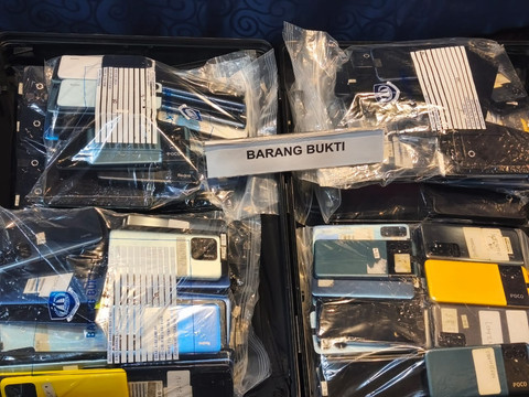 Sejumlah barang bukti yang disita Ditjen Imigrasi RI dari sindikat love scamming internasional di Tangerang, Senin (19/1/2025). Foto: Jeni Ritanti/kumparan