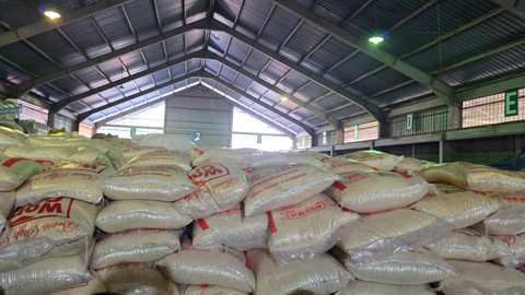 1.000 ton beras selundupan disita kementan di Kepri, Senin (19/1/2026). Foto: Edmiraldo Nanda Nopan Siregar/kumparan