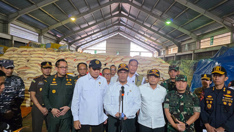Mentan Amran sita 1.000 ton beras selundupan di Kepri, Senin (19/1/2026). Foto: Edmiraldo Nanda Nopan Siregar/kumparan