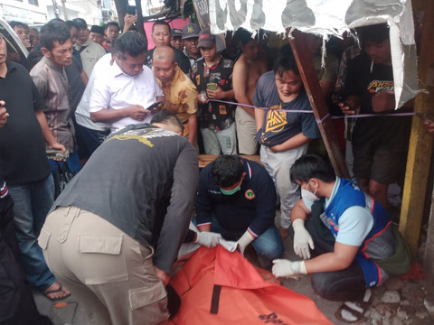 Petugas mengevakuasi pria tanpa identitas tewas bersimbah darah di bahu Jalan Wonokusumo Jaya, Kecamatan Semampir, Surabaya Minggu (18/1/2026). Foto: Dok. BPBD Surabaya