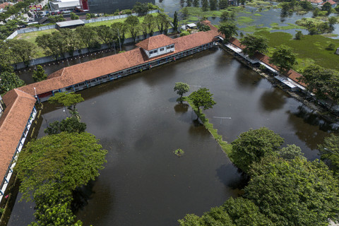 Terminal Induk Bus Antar Kota Jati Kudus yang terendam banjir di Kudus, Jawa Tengah, Senin (19/1/2026). Foto: ANTARA FOTO/Aprillio Akbar