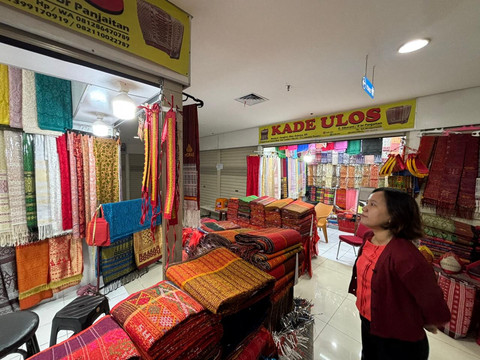 Destry (38), pemilik Toko Kade Ulos yang menjual kain khas Sumatera seperti ulos, tumtuman dari Sumatera Utara dan songket khas Sumatera Selatan. Foto: Argya Maheswara/kumparan