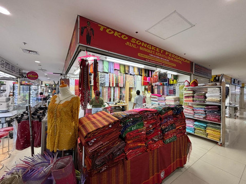 Kaler Silalahi Sidabariba (59), pemilik Toko Songket Pergaulan yang menjual kain khas Sumatera Utara seperti ulos dan tumtuman. Foto: Argya Maheswara/kumparan