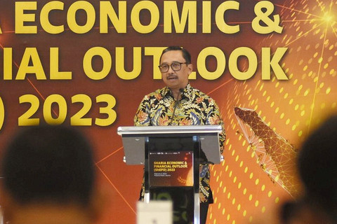 Deputi Gubernur Bank Indonesia Juda Agung menyampaikan paparannya dalam Sharia Economic and Financial Outlook (ShEFO) 2023 di Jakarta, Senin (6/2/2023). Foto: Indrianto Eko Suwarso/ANTARA FOTO
