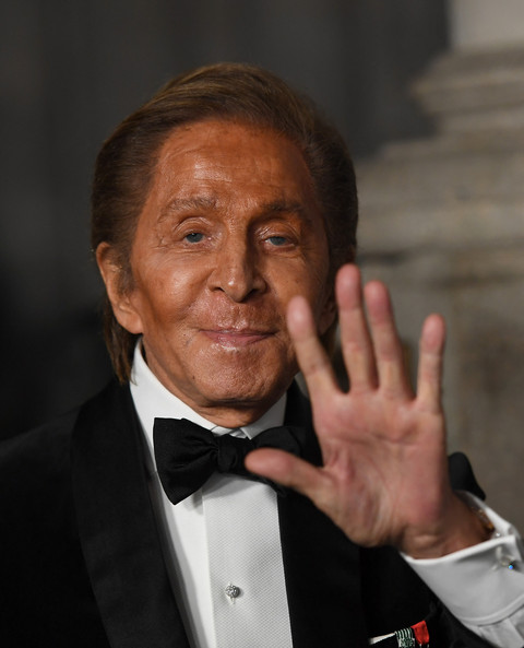 Valentino Garavani menghadiri acara Elton John AIDS Foundation memperingati ulang tahun ke-25 dan menghormati pendirinya, Sir Elton John, selama New York Fall Gala di Katedral St. John the Divine di Kota New York (7/11/2017). Foto: Angela Weiss/AFP