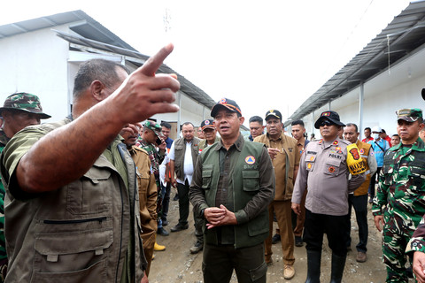 Kepala Badan Nasional Penanggulangan Bencana (BNPB) Suharyanto (tengah) meninjau pembangunan hunian sementara (huntara) korban bencana hidrometeorologi di Meureudu, Pidie Jaya, Aceh, Selasa (20/1/2026). Foto: Irwansyah Putra/ANTARA FOTO