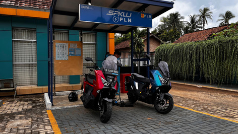 Motor listrik Polytron Fox 350 saat diisi daya di ULP Sribhawono. Foto: Aditya Pratama Niagara/kumparan