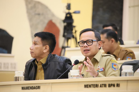 Wamendagri Bima Arya Sugiarto saat memberikan penjelasan dalam Rapat Kerja dan Rapat Dengar Pendapat bersama Komisi II DPR RI di Ruang Rapat Komisi II DPR RI, Jakarta, Senin (19/1/2026). Foto: Kemendagri RI