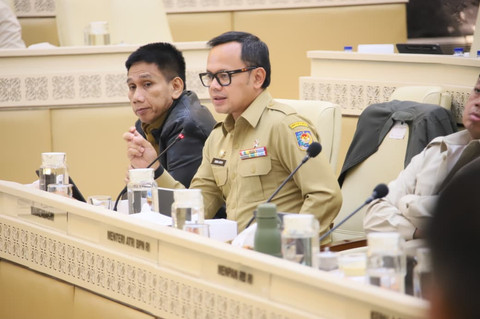 Wamendagri Bima Arya Sugiarto saat memberikan penjelasan dalam Rapat Kerja dan Rapat Dengar Pendapat bersama Komisi II DPR RI di Ruang Rapat Komisi II DPR RI, Jakarta, Senin (19/1/2026). Foto: Kemendagri RI