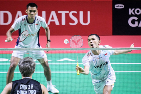 Pebulu tangkis ganda putra Indonesia Fajar Alfian (kanan) dan Muhammad Shohibul Fikri (kiri) mengembalikan kok ke arah lawan pada Daihatsu Indonesia Masters 2026 di Istora Senayan, Jakarta, Selasa (20/1/2026). Foto: Sulthony Hasanuddin/ANTARA FOTO 