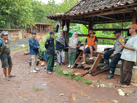 Tim BKSDA Yogya mengecek laporan adanya jejak satwa misterius di Semanu, Gunungkidul. Foto: Dok. BKSDA Yogya