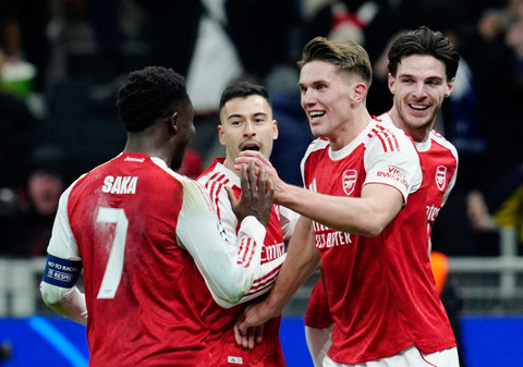 Viktor Gyokeres dari Arsenal merayakan gol ketiga mereka bersama Bukayo Saka, Declan Rice dan Gabriel Martinelli pada pertandingan Liga Champions antara Inter Milan vs Arsenal di San Siro, Milan, Italia, Rabu (21/1/2026). Foto: MATTEO CIAMBELLI/REUTERS