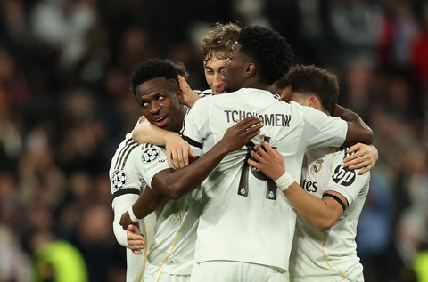 Vinicius Junior dari Real Madrid merayakan gol kelima mereka bersama rekan setimnya pada pertandingan Liga Champions antara Real Madrid vs AS Monaco di Santiago Bernabeu, Madrid, Spanyol, Rabu (21/1/2026). Foto: Violeta Santos Moura/REUTERS