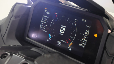 PT Yamaha Indonesia Motor Manufacturing (YIMM) meluncurkan edisi spesial 25 tahun lini Maxi Yamaha terdiri dari NMax, XMAX, dan TMax. Foto: Sena Pratama/kumparan