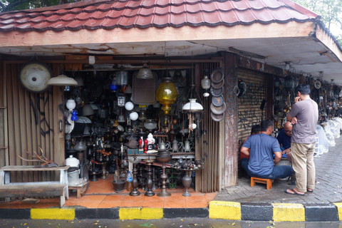 Sejumlah penjual melakukan aktivitas sembari menunggu barang dagangan antiknya laku terjual di Pasar Barang Antik, Jalan Surabaya, Menteng, Jakarta, Rabu (21/1/2026). Foto: Melano Shalusa/kumparan