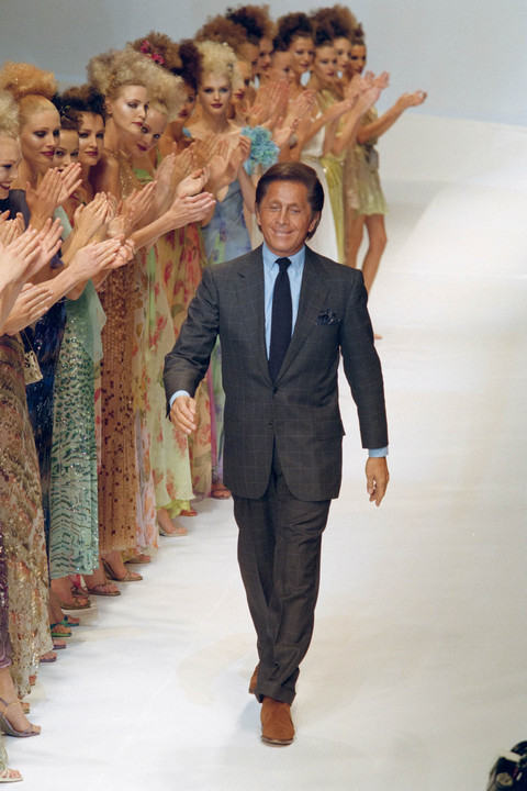 Perancang busana Italia Valentino menyapa penonton di akhir peragaan busana koleksi Valentino Women's Spring-Summer 1997 Ready-to-Wear di Paris, pada 13 Oktober 1996. Foto: Eric Feferberg / AFP