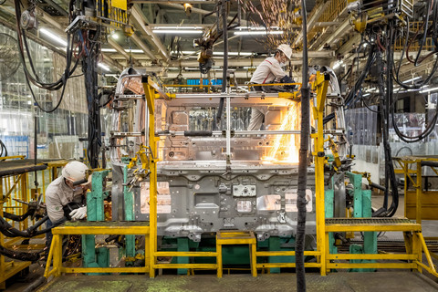 Proses produksi kendaraan niaga Hino di pabrik Purwakarta. Foto: Hino Indonesia