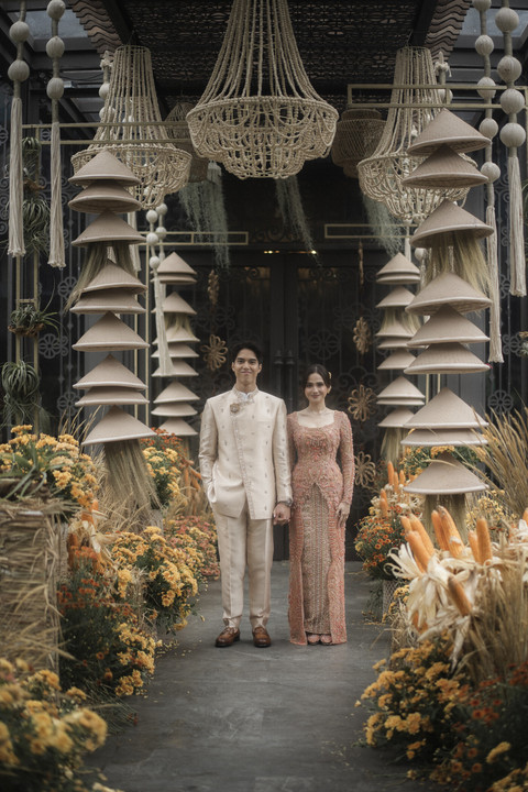 Syifa Hadju kenakan kebaya soft terracotta di hari pertunangan dengan El Rumi, Rabu (21/1/2026). Foto: Bridestory