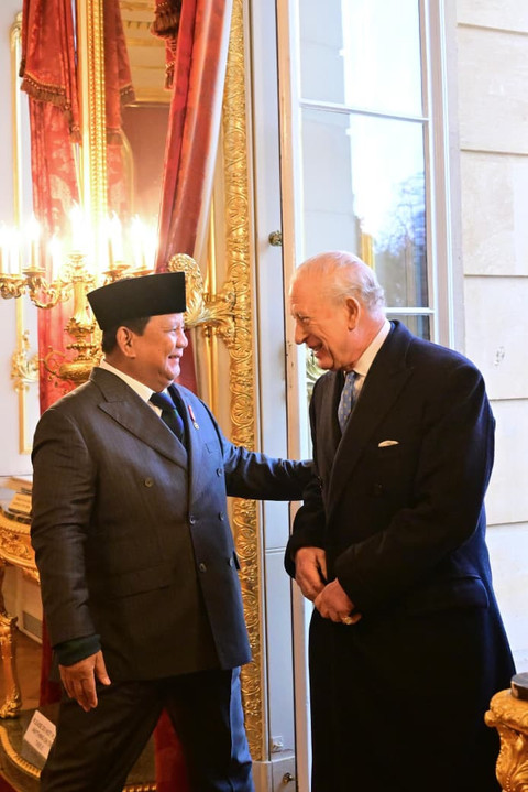 Presiden Prabowo Subianto berbincang dengan Raja Charles III saat menghadiri pertemuan kelompok filantropi lingkungan Indonesia-Inggris di Lancaster House, London, Inggris, Rabu (21/1/2026).  Foto: Biro Pers Sekretariat Presiden